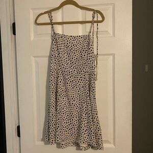 Size L white spotted dress // flowy and fun for summer